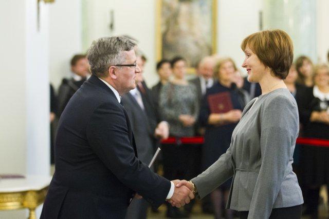 Президент Республики Польша Бронислав Коморовский поздравляет пани профессора Еву Жебровскую с присвоением звания “Ординарный профессор” (professor ordinarius).